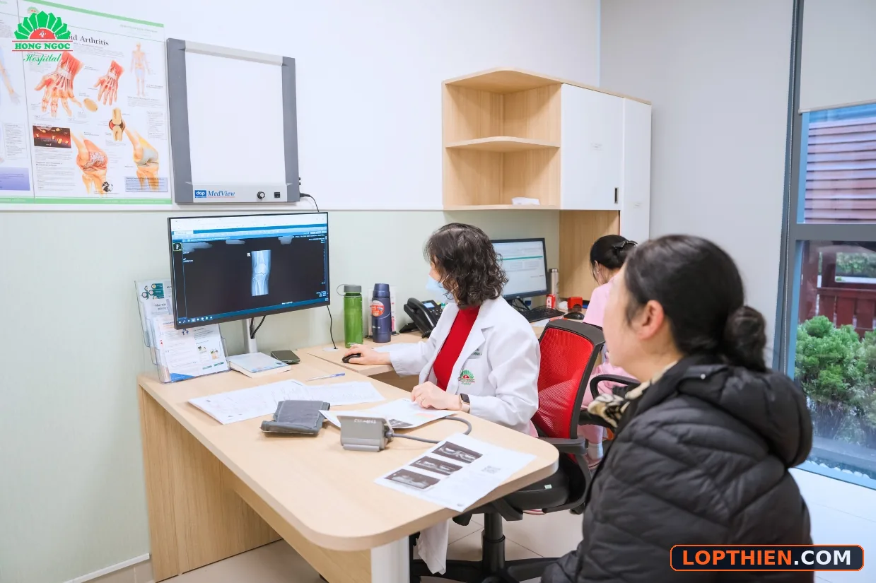 Người lớn tuổi ngồi thiền trên ghế với tư thế ngồi đúng cách